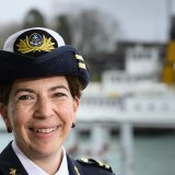 La capitaine a reçu officiellement mercredi ses galons et son couvre-chef. KEYSTONE/LAURENT GILLIERON